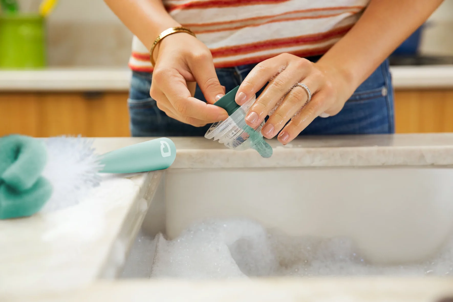 Large JPG-38123_Sponge Brush_Sage_2978_Lifestyle